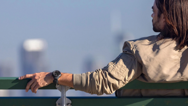 Garmin Instinct Crossover Solar no pulso à noite 