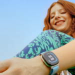 Renderização do Fitbit Ace LTE contra um fundo branco