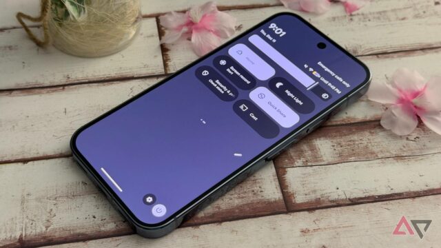 Um grande ícone do Quick Share centralizado em um fundo verde claro, com caminhos curvos pontilhados conectando mascotes do Android, pastas de documentos e ícones de dispositivos como telefone, tablet e laptop.