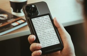 Este pequeno e-reader é preso na parte de trás do seu telefone Xteink-X4-na-cama