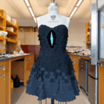 Este pico é LBD? Cientistas revelam vestido feito com o tecido mais escuro de todos os tempos