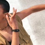 O rastreador de fitness Fitbit Inspire 3 preso a uma alça de haltere.