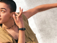 Este rastreador de fitness discreto é tudo o que a maioria das pessoas precisa O rastreador de fitness Fitbit Inspire 3 preso a uma alça de haltere.