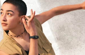 Este rastreador de fitness discreto é tudo o que a maioria das pessoas precisa O rastreador de fitness Fitbit Inspire 3 preso a uma alça de haltere.