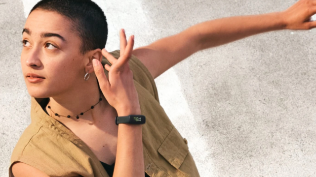 Este rastreador de fitness discreto é tudo o que a O rastreador de fitness Fitbit Inspire 3 preso a uma alça de haltere.