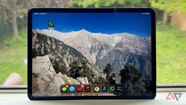 Um Pixel 9 Pro rodando Android 16 QPR1, mostrando notificações na tela de bloqueio