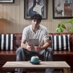 Pessoa segurando o Lenovo Idea Tab