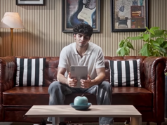 Este tablet Android elimina todo o ruído graças ao seu desempenho sólido e preço acessível Pessoa segurando o Lenovo Idea Tab