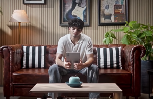 Este tablet Android elimina todo o ruído graças ao seu desempenho sólido e preço acessível Pessoa segurando o Lenovo Idea Tab