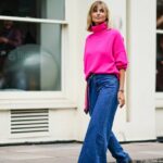 Leo Eberlin visto usando óculos de sol pretos Bottega Veneta, joias / pulseira de diamantes e anéis Leo Mathild, corpo abotoado em malha de lã de caxemira Allude x Leo Mathild, cinto de couro preto Toteme, calça de terno elegante cinza claro Velaa, bolsa clutch de couro preto Hermès e saltos / sapatos de couro envernizados pretos Saint Laurent, em 25 de fevereiro de 2024 em Berlim, Alemanha.