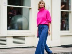 Estes jeans de aparência rica são secretamente forrados de lã para o inverno Leo Eberlin visto usando óculos de sol pretos Bottega Veneta, joias / pulseira de diamantes e anéis Leo Mathild, corpo abotoado em malha de lã de caxemira Allude x Leo Mathild, cinto de couro preto Toteme, calça de terno elegante cinza claro Velaa, bolsa clutch de couro preto Hermès e saltos / sapatos de couro envernizados pretos Saint Laurent, em 25 de fevereiro de 2024 em Berlim, Alemanha.