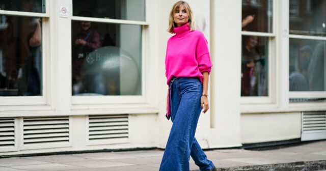 Leo Eberlin visto usando óculos de sol pretos Bottega Veneta, joias / pulseira de diamantes e anéis Leo Mathild, corpo abotoado em malha de lã de caxemira Allude x Leo Mathild, cinto de couro preto Toteme, calça de terno elegante cinza claro Velaa, bolsa clutch de couro preto Hermès e saltos / sapatos de couro envernizados pretos Saint Laurent, em 25 de fevereiro de 2024 em Berlim, Alemanha.