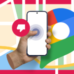 Uma pessoa segurando um smartphone com o logotipo do Google Maps ampliado na tela, contra um fundo de mapa estilizado com uma linha de rota de navegação azul atravessando-o.