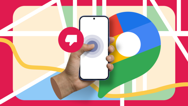 Uma pessoa segurando um smartphone com o logotipo do Google Maps ampliado na tela, contra um fundo de mapa estilizado com uma linha de rota de navegação azul atravessando-o.