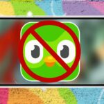 Mulher sorridente usando um smartphone com o logotipo NotebookLM acima e diversas bandeiras internacionais e ícones de idiomas ao seu redor