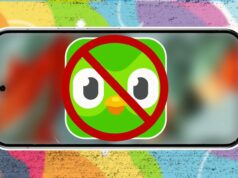 Estou dizendo a todos os meus amigos para substituirem o Duolingo por esses aplicativos Mulher sorridente usando um smartphone com o logotipo NotebookLM acima e diversas bandeiras internacionais e ícones de idiomas ao seu redor