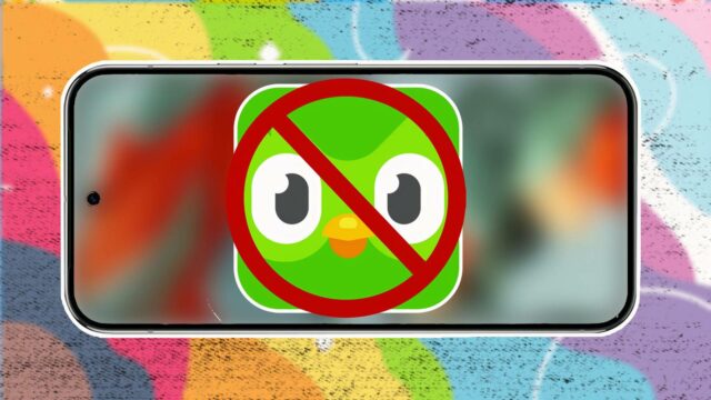 Mulher sorridente usando um smartphone com o logotipo NotebookLM acima e diversas bandeiras internacionais e ícones de idiomas ao seu redor