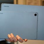 Uma pessoa segurando o Samsung Galaxy Tab S11 e o Galaxy Tab S11 Ultra