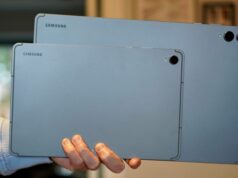 Estou usando o Galaxy Tab S11 e Tab S11 Ultra e aqui está o que você precisa saber antes de comprar um Uma pessoa segurando o Samsung Galaxy Tab S11 e o Galaxy Tab S11 Ultra