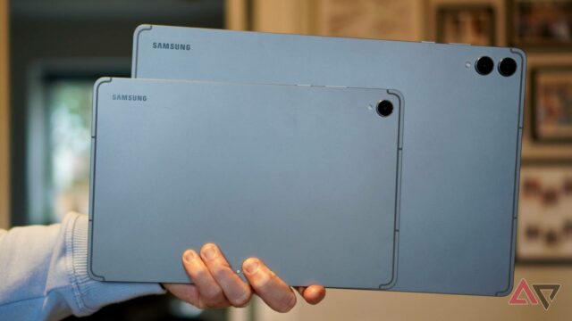 Estou usando o Galaxy Tab S11 e Tab S11 Ultra Uma pessoa segurando o Samsung Galaxy Tab S11 e o Galaxy Tab S11 Ultra