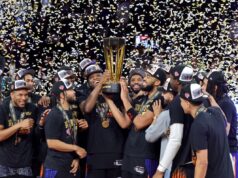 Estrelas dos Knicks dando parte do prêmio em dinheiro da Copa da NBA aos funcionários do time: Algumas ‘pessoas não recebem bônus’ OG Anunoby (centro, L) e Karl-Anthony Towns erguem o troféu depois que o time derrotou o San Antonio Spurs por 124-113 para vencer o jogo do campeonato da Emirates NBA Cup.