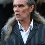 O cantor do Stone Roses, Ian Brown, foi visto entre os enlutados que chegaram para o culto de hoje