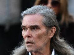 Estrelas se despedem de Mani: David Beckham, Paul Weller, Bonehead, The Smiths e Primal Scream juntam-se aos enlutados no funeral da lenda do The Stone Roses, Gary ‘Mani’ Mounfield O cantor do Stone Roses, Ian Brown, foi visto entre os enlutados que chegaram para o culto de hoje