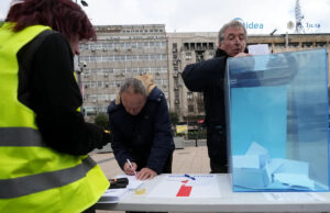 Estudantes que protestam na Sérvia pedem apoio para eleições antecipadas que esperam que derrube Vucic Yahoo news home