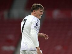 Ethan Ennis fala sobre sua mudança de ‘bilheteria’ do Liverpool para o Man Utd enquanto se recupera por empréstimo Ethan Ennis na sessão de treinamento do Manchester United