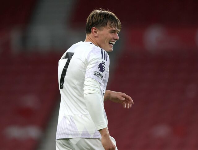 Ethan Ennis na sessão de treinamento do Manchester United