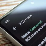 Close de um telefone mostrando as configurações de bate-papo do RCS na tela.