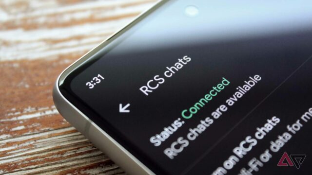 Close de um telefone mostrando as configurações de bate-papo do RCS na tela.