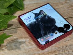 Eu odeio o Galaxy AI, mas esse recurso da Samsung me conquistou Uma pessoa segura um Samsung Galaxy S25 enquanto destaca o gesto de ativação do botão lateral, com um prompt brilhante ‘Pergunte ao Google Gemini’ aparecendo ao lado do telefone.