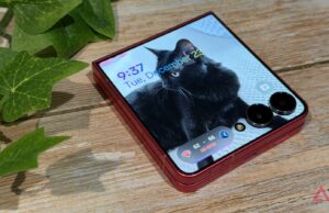 Eu odeio o Galaxy AI, mas esse recurso da Samsung me conquistou Uma pessoa segura um Samsung Galaxy S25 enquanto destaca o gesto de ativação do botão lateral, com um prompt brilhante ‘Pergunte ao Google Gemini’ aparecendo ao lado do telefone.