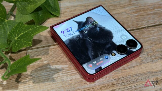 Uma pessoa segura um Samsung Galaxy S25 enquanto destaca o gesto de ativação do botão lateral, com um prompt brilhante ‘Pergunte ao Google Gemini’ aparecendo ao lado do telefone.
