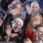 O especial de caridade de Driving Home For Christmas de 2009 é um dos videoclipes festivos mais icônicos, apresentando um elenco repleto de estrelas