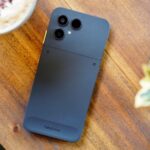 Uma superfície com dois smartphones e ferramentas de reparo