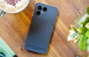 Eu realmente queria recomendar este telefone incomum, mas não funcionou dessa maneira Uma superfície com dois smartphones e ferramentas de reparo