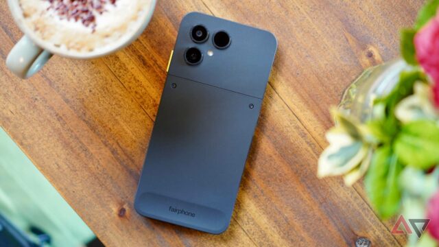 Uma superfície com dois smartphones e ferramentas de reparo