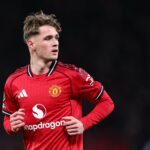 Jack Fletcher compete pela bola com Joe Willock.