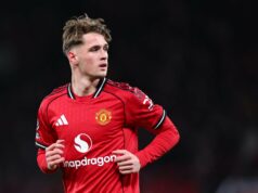 Eu vi porque Jack Fletcher faz parte do time titular de Ruben Amorim no Man Utd – Opinião Jack Fletcher compete pela bola com Joe Willock.