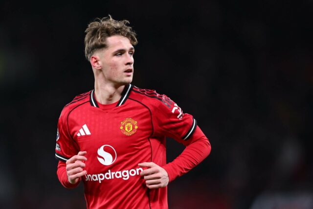 Jack Fletcher compete pela bola com Joe Willock.