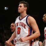 Danilo Gallinari, número 8 do New York Knicks, comemora após assumir o comando no quarto período contra o Los Angeles Clippers no Madison Square Garden em 18 de dezembro de 2009 em Nova York, Nova York.