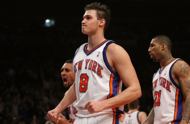 Danilo Gallinari, número 8 do New York Knicks, comemora após assumir o comando no quarto período contra o Los Angeles Clippers no Madison Square Garden em 18 de dezembro de 2009 em Nova York, Nova York.