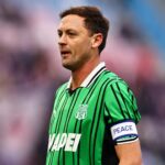 Nemanja Matic jogando pelo Sassuolo, contra Luka Modric