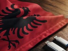 Ex-chefe de inteligência e filho condenados por acusações de jogos ilegais e segredos de estado na Albânia Uma bandeira albanesa e duas unidades USB sobre uma mesa. Ex-chefe de inteligência e filho condenados por acusações de jogos ilegais e segredos de estado na Albânia