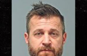 Ex-estrela da realidade presa por crimes sexuais com crianças e animais Foto de Tony McCollister no Gabinete do Xerife do Condado de Warren