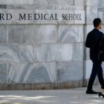FOTO DE ARQUIVO: Uma visão geral da Harvard Medical School na Longwood Medical Area em Boston, Massachusetts, EUA, 15 de maio de 2022. Foto tirada com um drone. REUTERS/Brian Snyder/Foto de arquivo