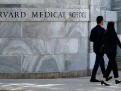 Ex-gerente do necrotério de Harvard que roubou partes de corpos pega 8 anos de prisão FOTO DE ARQUIVO: Uma visão geral da Harvard Medical School na Longwood Medical Area em Boston, Massachusetts, EUA, 15 de maio de 2022. Foto tirada com um drone. REUTERS/Brian Snyder/Foto de arquivo