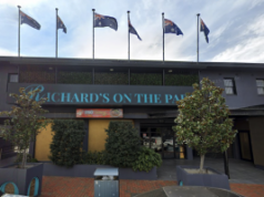 Ex-licenciado de hotel em NSW multado em US$ 44.000 por horas de jogo ilegais Richard está no Park Hotel. Ex-licenciado de hotel em NSW multado em US$ 44.000 por horas de jogo ilegais